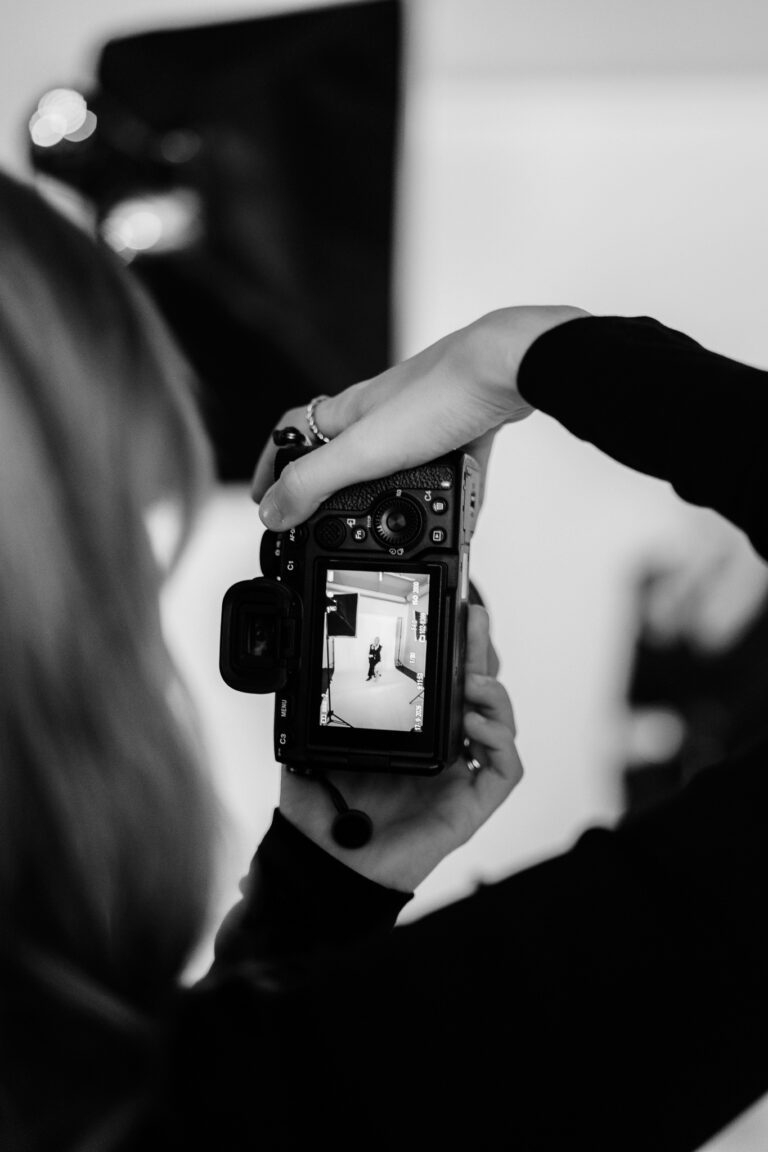 Fotografering i studiomiljö av Sofia på Vioni Kommunikationsbyrå